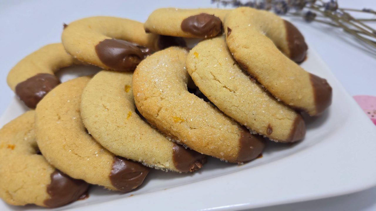 Biscuiti cu suc de portocala - Ciocolata cu Zambete